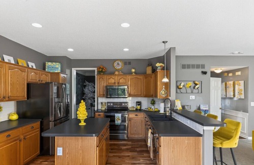 Liberty House | The Yellow House - hot tub, pool table, fire pit, 6 bedrooms