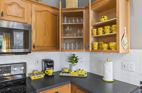 Liberty House | The Yellow House - hot tub, pool table, fire pit, 6 bedrooms