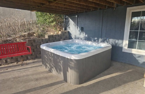 Liberty House | The Yellow House - hot tub, pool table, fire pit, 6 bedrooms