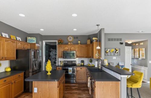 Liberty House | The Yellow House - Hot Tub, Pool Table, Fire Pit, 6 Bedrooms
