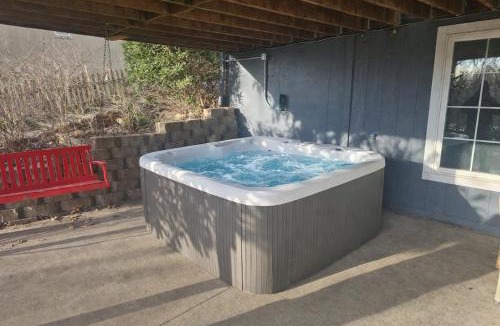 Liberty House | The Yellow House - Hot Tub, Pool Table, Fire Pit, 6 Bedrooms