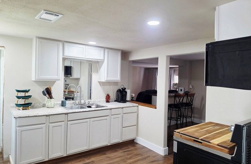 Breckenridge House | This charming 2/1, remodeled home features new floors, plumbing, & central air,
