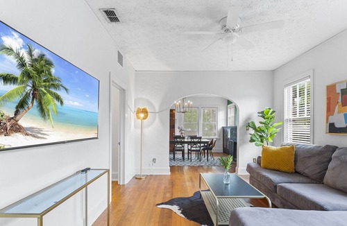Riverside House | This house is a 4 bedroom(s), 2 bathrooms, located in Jacksonville, FL.