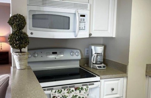 Ormond By The Sea Palt Condo | THRILLING OCEAN/POOL VIEW 2-Bedroom 2-Bathroom Condo in Marvelous Ormond Beach
