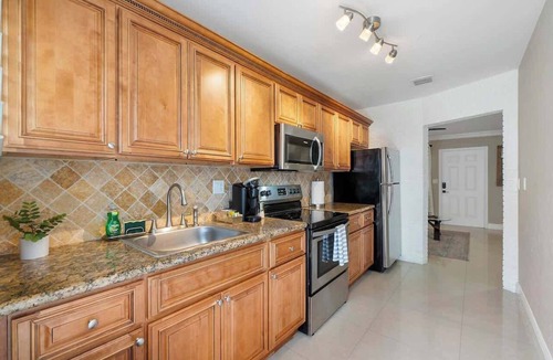 Lake Ridge Apartment | TIKI HUT ⛱️ 5 mins to Beach & Las Olas