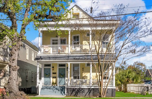 Thomas Square House | Timeless Historic Victorian Home w/Balconies - Downtown - Iconic Forsyth Park