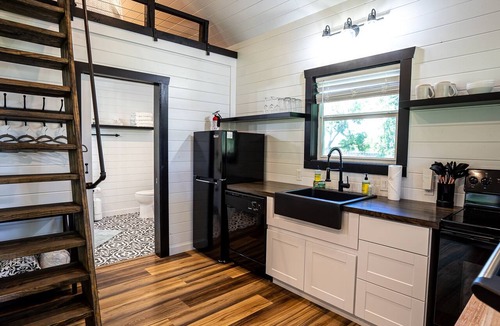 Canyon Lake Apartment | Tiny Home in Canyon Lake 5 mins to Lake & River, Prime Area, Pet Friendly