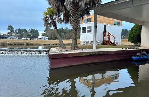 Douglas House | Tiny House on the Water - Kayaks - Lake - Pool - Farm