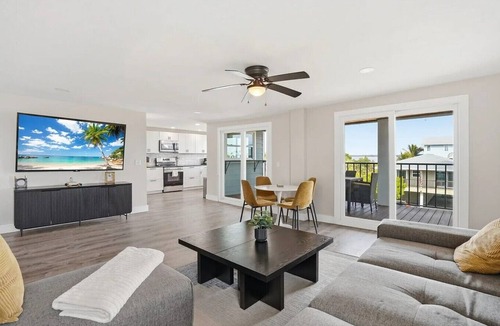 Bradenton Beach Apartment | Top Floor Beach Retreat | Walk to Beach | Sleeps 7