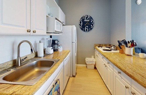 Treasure Island Condo | Top Floor Beachfront Couples Getaway: Beach, Pool, Tiki Bar, BBQ Tickets to Top Attractions Included