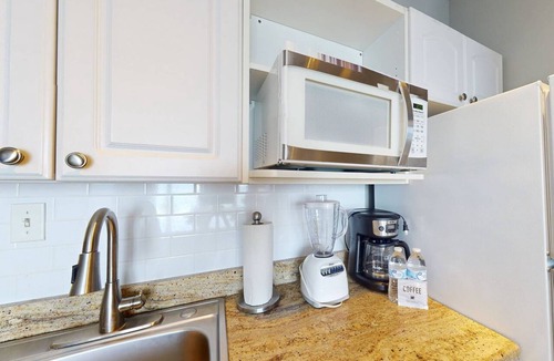 Treasure Island Condo | Top Floor Beachfront Couples Getaway: Beach, Pool, Tiki Bar, BBQ Tickets to Top Attractions Included