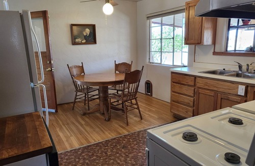 Truth or Consequences House | Top of the Hill Guest House - Cozy home near City Golf Course - Pet Friendly!