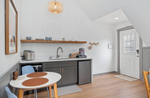Fredericksburg Apartment | Town Creek Warren - Suite B | 1 Block from Main St.