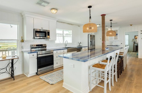 Sportsman Road House | Traditional Bayfront Fishing Camp w/Private T-head Pier + Outstanding Sunsets