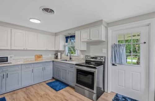 Englewood East Cottage | Tranquil 1-acre 1-bed 1ba pool cottage attached to main rental home near beaches