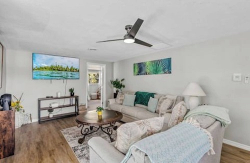 Englewood East Cottage | Tranquil 1-acre 1-bed 1ba pool cottage attached to main rental home near beaches