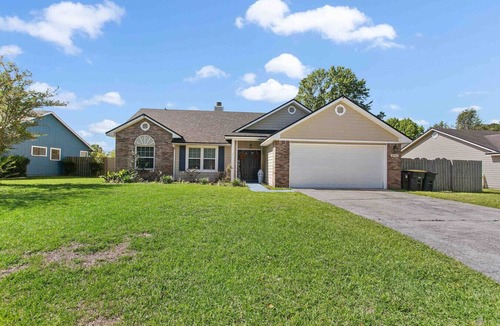 Jacksonville House | Tranquil 2 bdr home - lake view, grill, playground