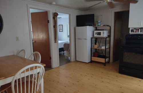 Franklin Cabin | Tranquil Creekside Cabin - Sleeps 4 - Bradford Pear Cabin