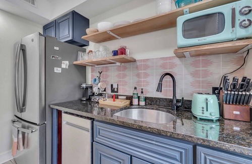 Dixon Park Condo | Tranquil Haven by Forsyth 7 minutes walk to Forsyth Park w/deck and pool!