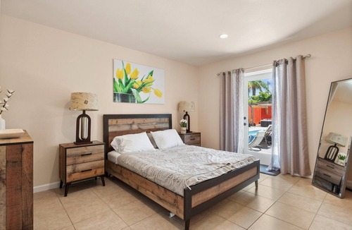 Venice Gardens House | Tranquil Lake-Front Pool Home, South Venice. 5 minutes to the Beach!