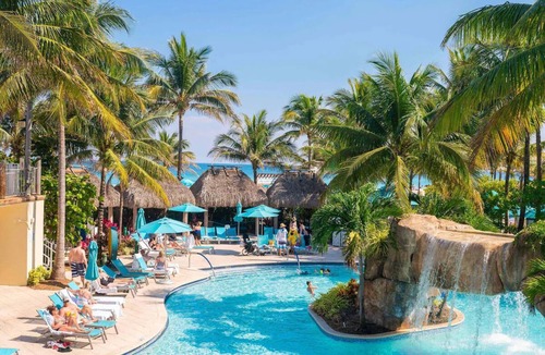 Hollywood Hotel | Tranquil Room Perfect for a Relaxing Florida Getaway | Pet-Friendly Retreat