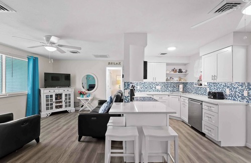Englewood South House | Tranquil & Spacious Heated Pool, Hot Tub, Parking