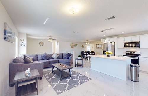Memphis House | Tranquil & sun-soaked oasis with generous balcony, stylish interiors, WiFi & W/D