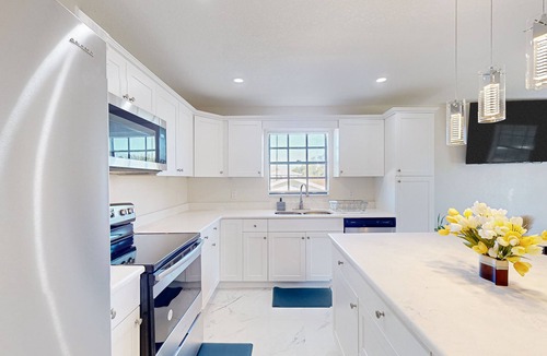 Memphis House | Tranquil & sun-soaked oasis with generous balcony, stylish interiors, WiFi & W/D