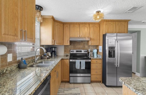 Largo House | Tranquil Tropics| Heated Pool, Games, 10 to Beach
