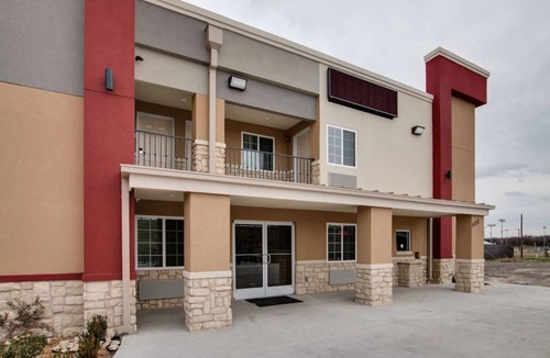 Fort Worth Hotel | Travel on a Budget: Room w/ Kitchenette Free Breakfast, Free Wi-Fi