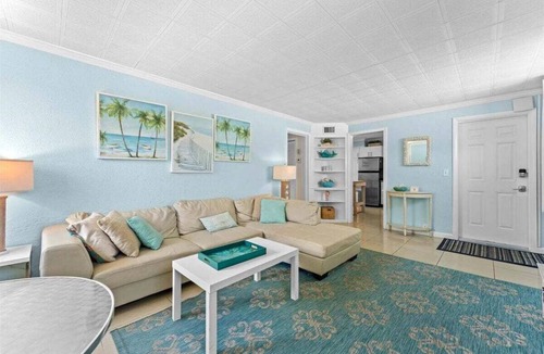 Treasure Island Condo | Treasure Island Getaway: 2-BR, Heated Pool, Shuffleboard & Direct Beach Access!