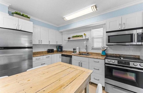 Treasure Island Condo | Treasure Island Getaway: 2-BR, Heated Pool, Shuffleboard & Direct Beach Access!