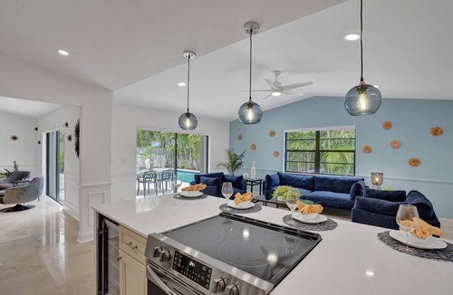 Coral Ridge House | Tropical 5 bedroom pool home