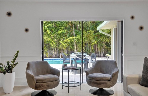 Coral Ridge House | Tropical 5 bedroom pool home