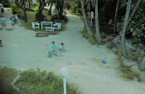 Key Largo Villa | Tropical bayfront villa with sandy beach
