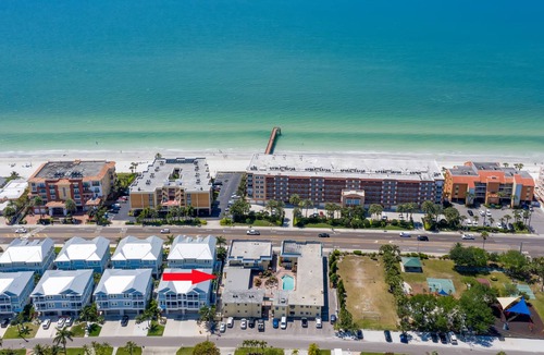 Redington Beach Condo | Tropical condo w. community pool, walk to beach