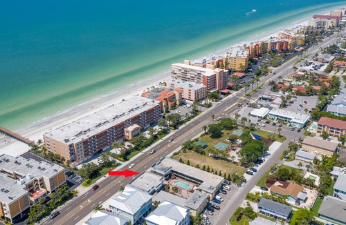 Redington Beach Condo | Tropical condo w. community pool, walk to beach
