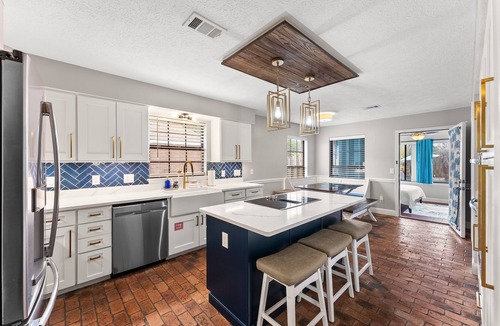 Thomas Drive House | Tropical Feel, Heated Pool, Hot Tub, Game Room, Mini Golf