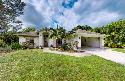 Lakewood Park House | Tropical Hideaway — Private Pool, Spa‑Like Hot Tub, BBQ Grill & Entertainer's Lanai 🍹