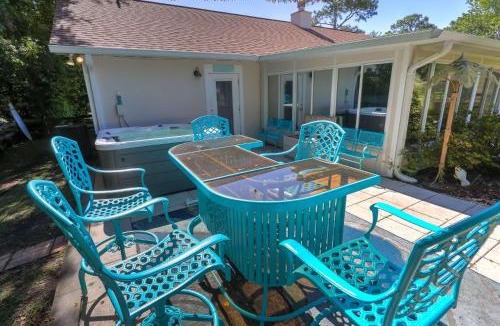 Navarre House | Tropical Home with Tiki Bar near Navarre Beach