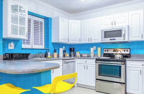 Pompano Beach Villa | Tropical house Pool Table, Jacuzzi, Nearby Beach