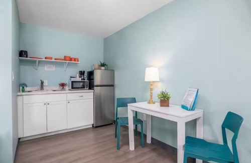 Fort Myers Beach Hotel | Tropical King and Queen with Kitchenette in Fort Myers Beach