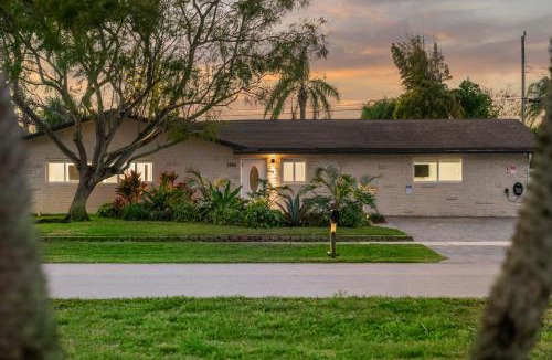 West Palm Beach Villa | Tropical Luxury Paradise - Fully Renovated in WPB