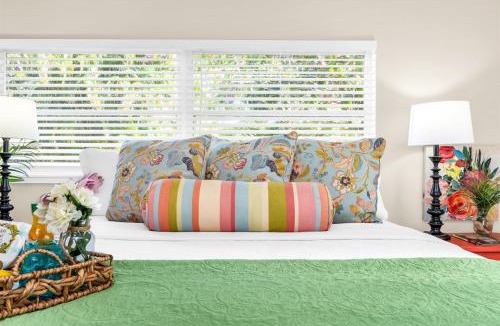 Palm Beach Gardens House | Tropical Mango Bungalow Pool Close to Beach!