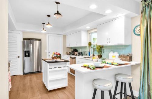 Palm Beach Gardens House | Tropical Mango Bungalow Pool Close to Beach!