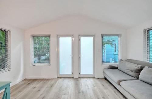 Sailboat Bend Apartment | Tropical Oasis 2BR w Pool