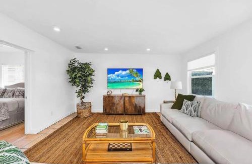 Country Club Park House | Tropical Oasis 3 Bedroom House with Hot Tub West Palm Beach