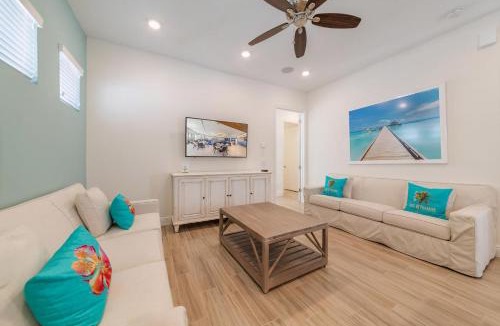 West Kissimmee House | Tropical Oasis Cottage With Private Hot Tub Near Disney With Margaritaville Resort & Island H2O Access - 3021La