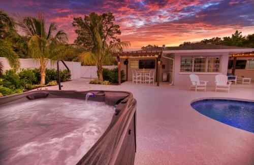 South Sarasota House | Tropical Oasis Heated Pool Hot Tub Near Siesta Key