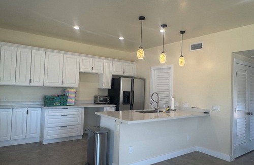 Glendale House | Tropical Oasis: Island Vibes Heart of Desert.